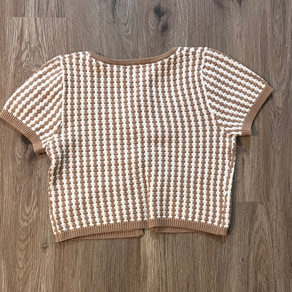 Francesca’s 
Medium
Crop Short Sleeve 
Tie front sweater
Tan/white
Herringbone - Picture 2 of 7